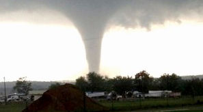 Nuovi tornado su Oklahoma seminano panico e distruzioneNuovi tornado su Oklahoma seminano panico e distruzione.