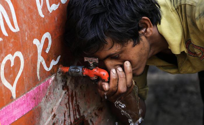 Il caldo killer in India sta seminando morte in tutta la nazione: ad oggi si contano oltre 2mila vittime